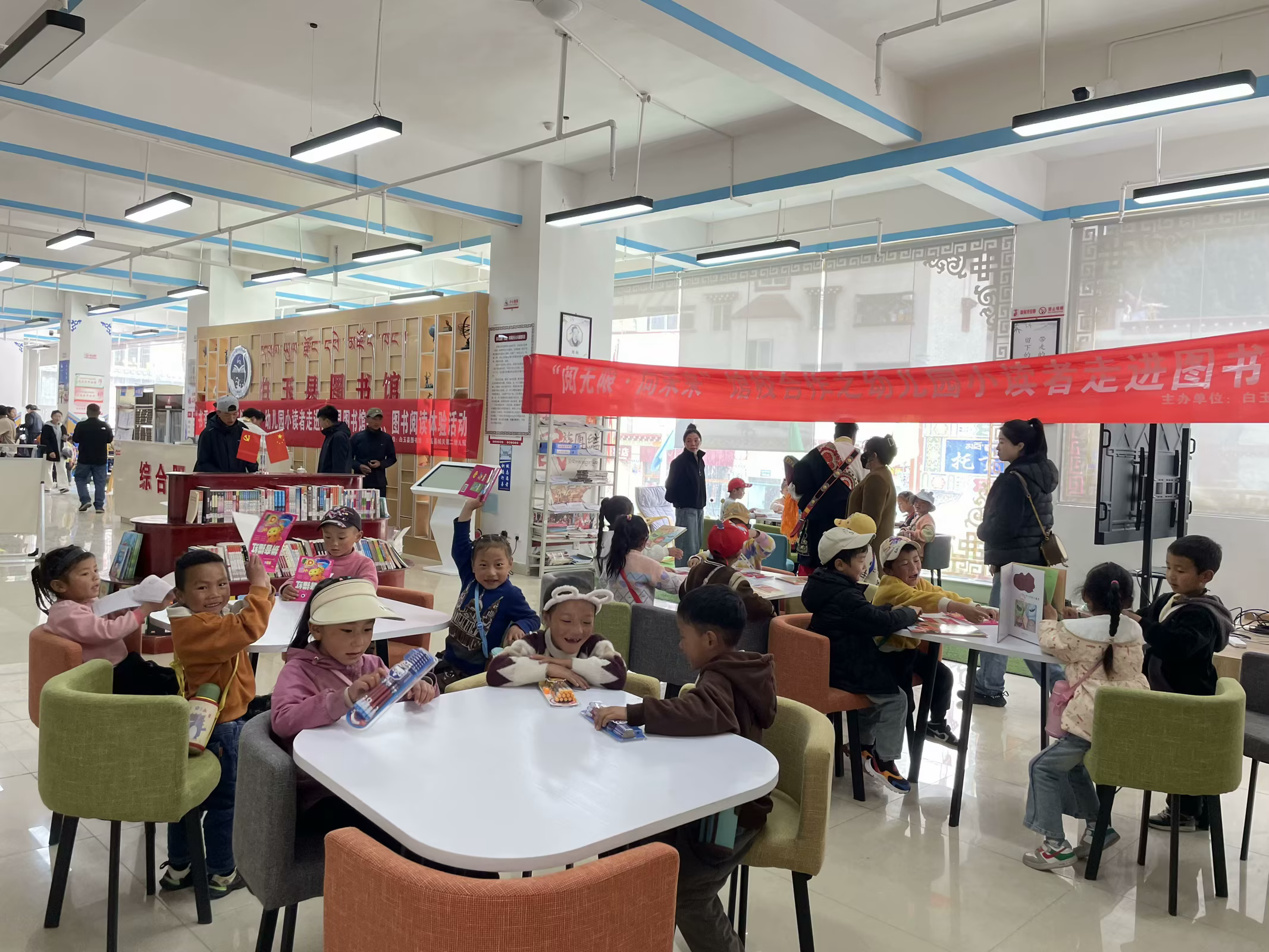 捐資208萬(wàn)余元，改造提升白玉縣圖書(shū)館、文化館