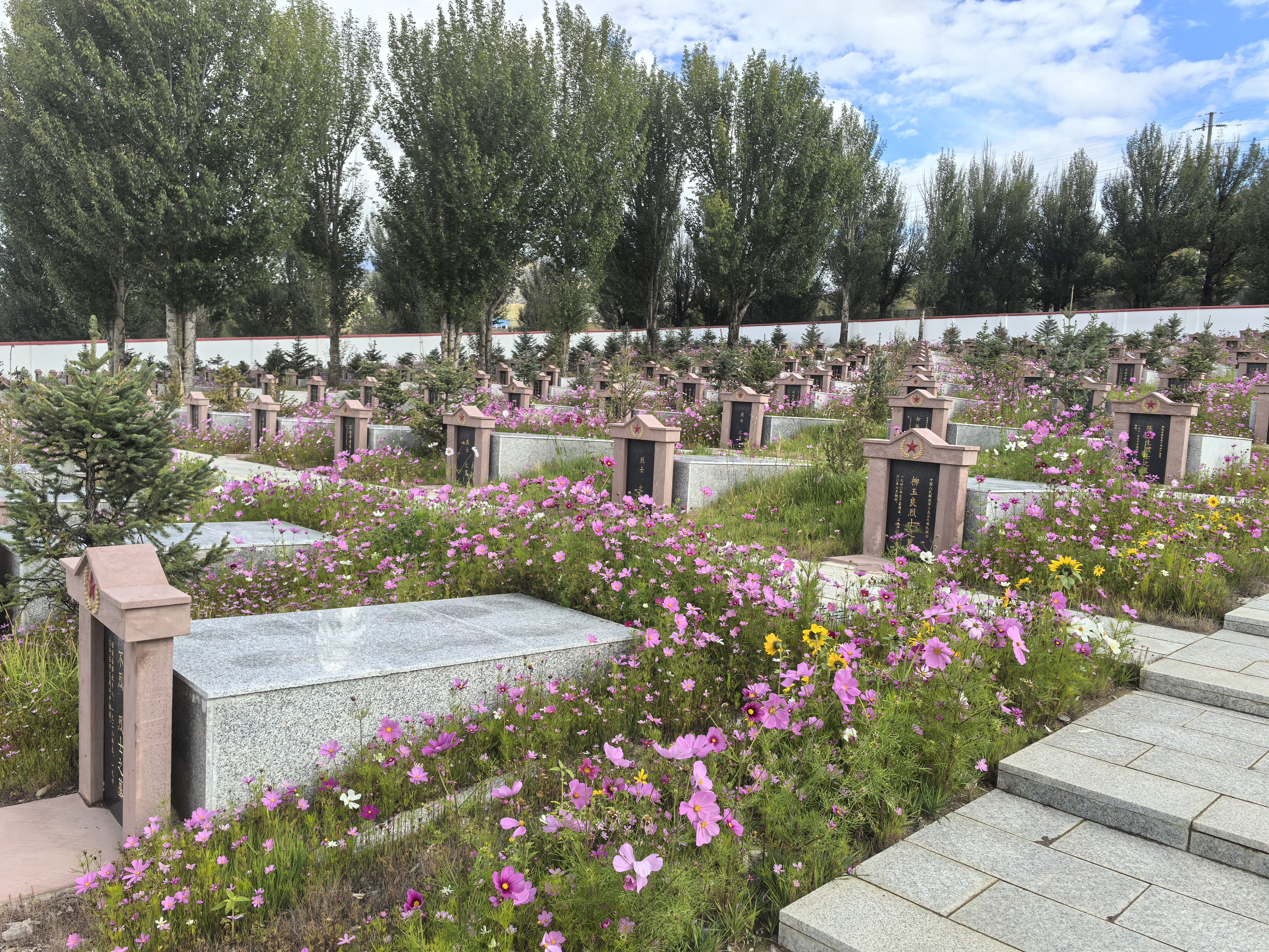 捐資800萬(wàn)，修繕改建稻城烈士陵園